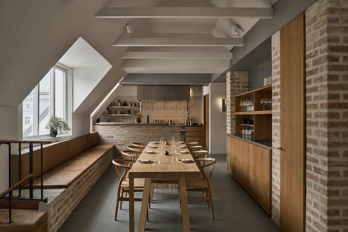 Attic Tasting Table, small tasting restaurant organized by one table and an open kitchen fitted beneath a regularized roof.